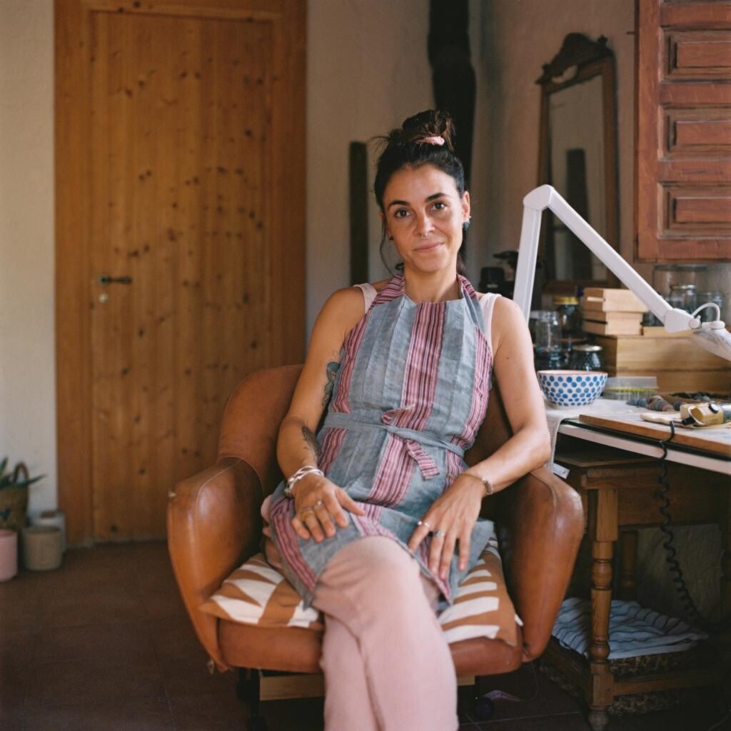 Artesana y autora de La Gata Kanija en su taller creando piezas inspiradas en el Mediterráneo.