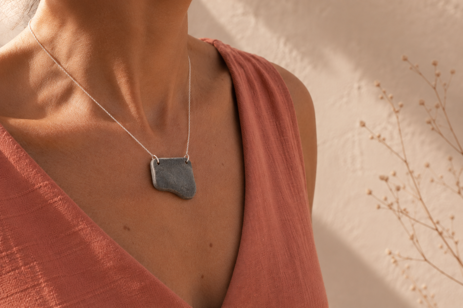 Colgante de plata de ley con piedra natural del Mediterráneo diseñado por La Gata Kanija.