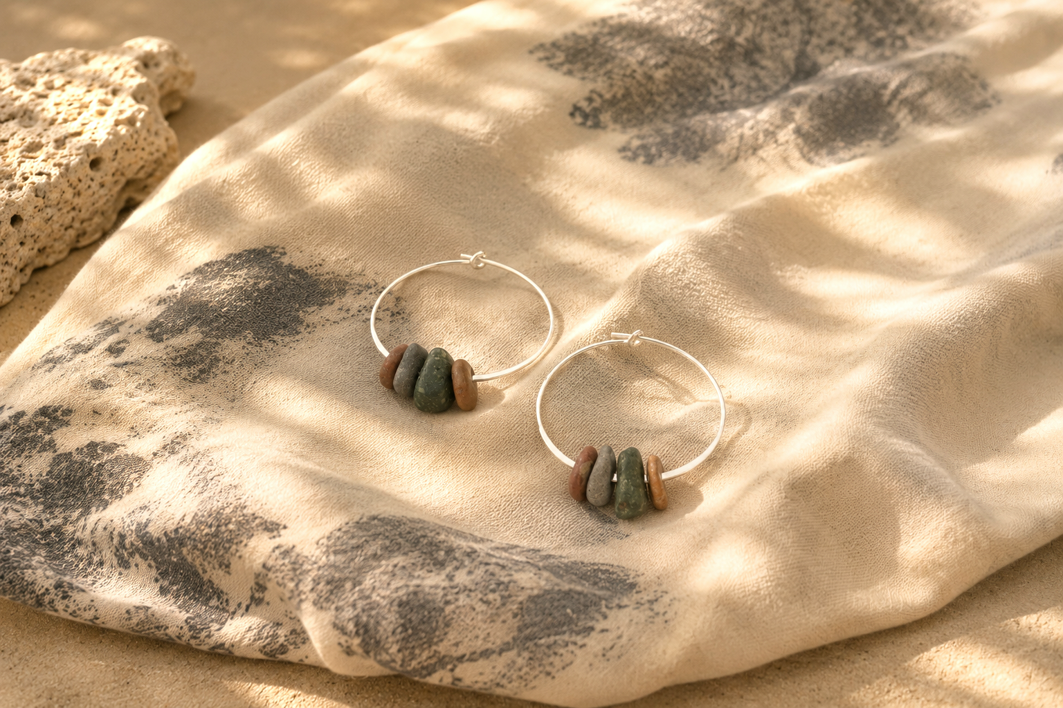 Pendientes con piedras naturales del Mediterráneo  y aro de plata de leydiseñado por La Gata Kanija.