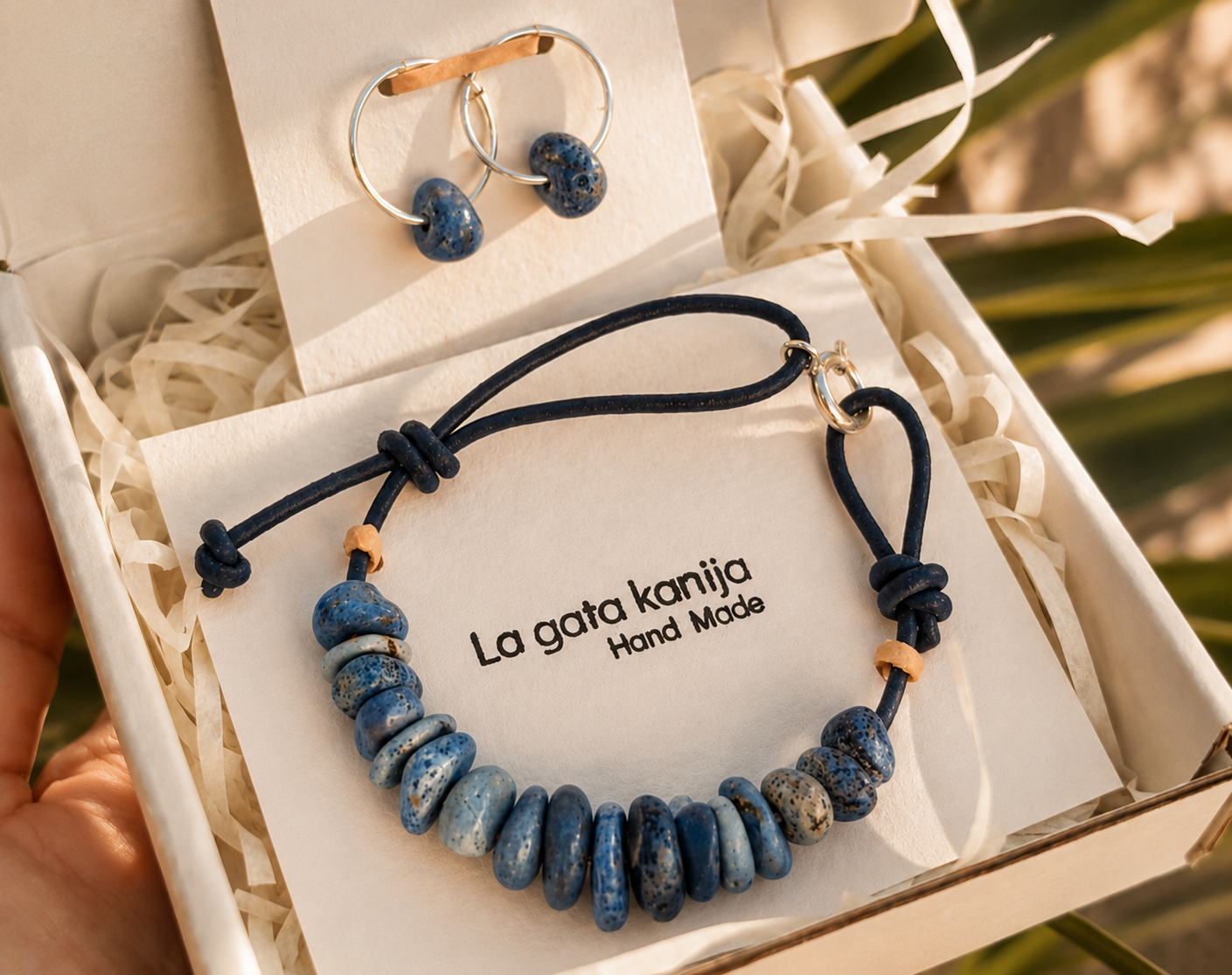 Pulsera y pendientes personalizados con piedras naturales azules del Mediterráneo elaborados artesanalmente.
