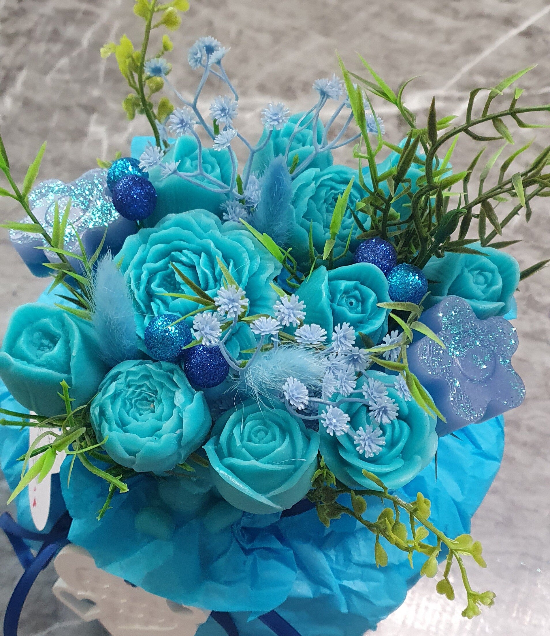 Blumenstrauß Wachs Blau mit Herzanhänger