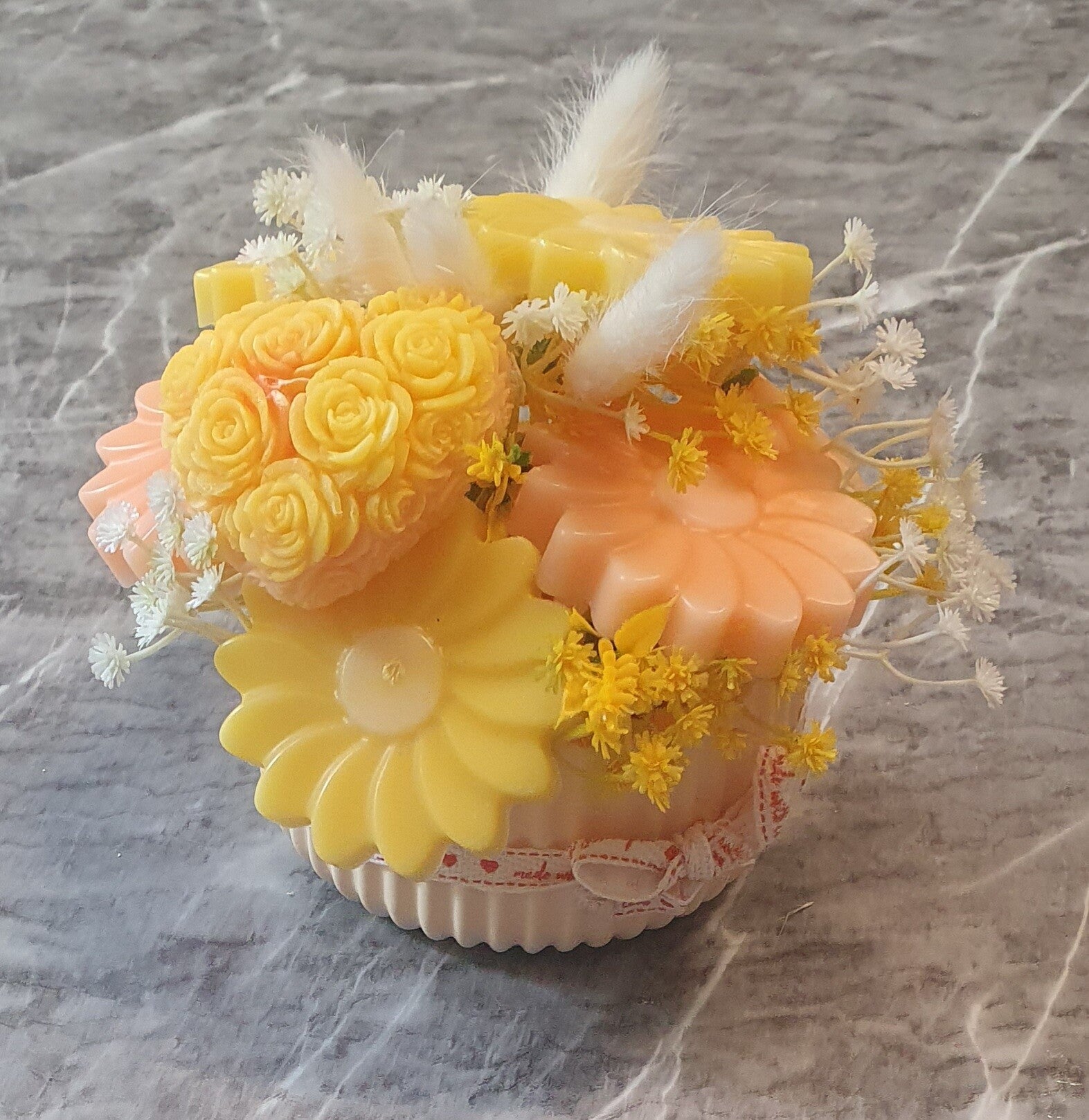 Wachs Blumen in Gipsschale