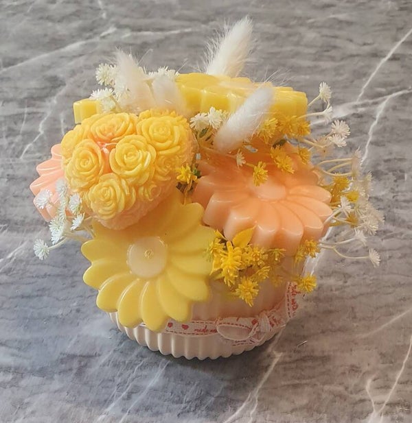 Wachs Blumen in Gipsschale