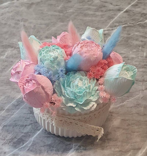 Gips Blumen Pastellfarben in Gipsschale
