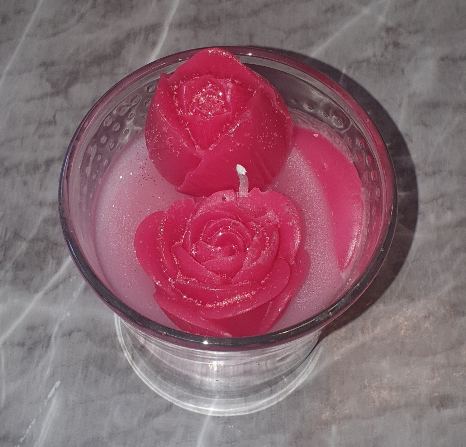 Blumenkerze im Glas