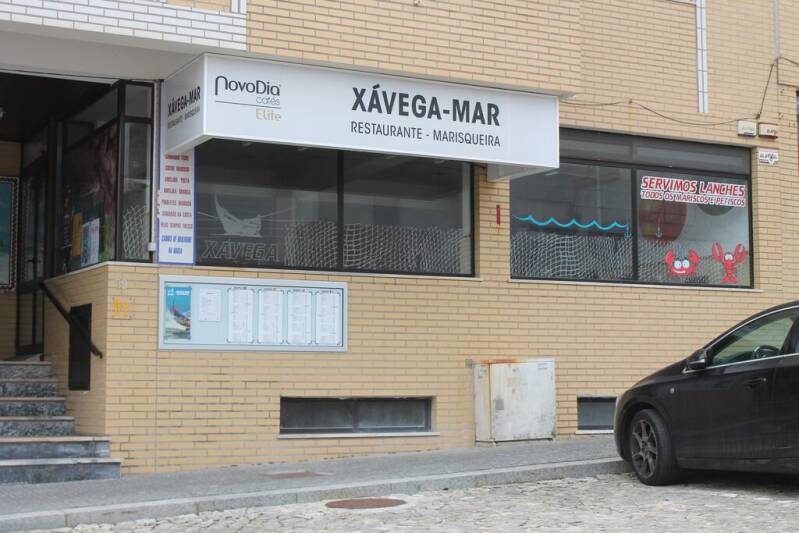 fachada do restaurante XAVEGA-MAR na praia da Torreira em Portugal