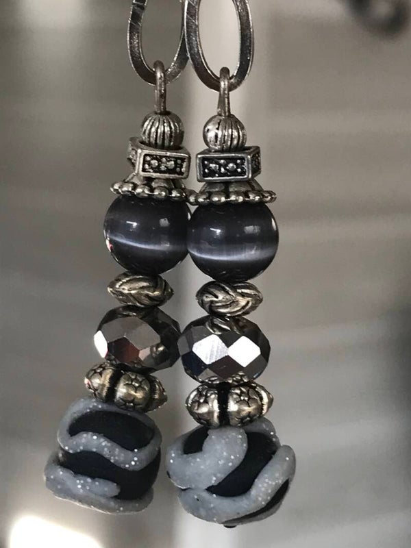 Boucles d’oreilles grises argentées et anthracites