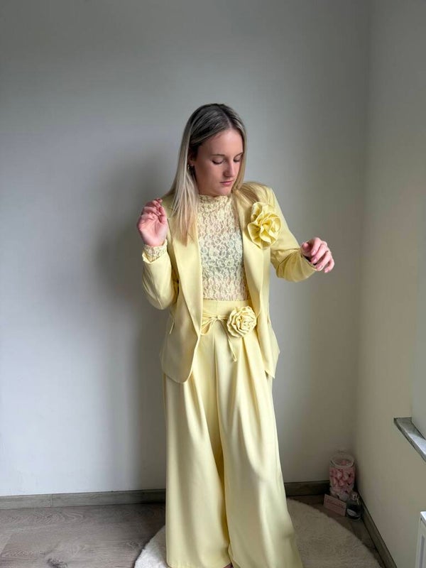 VIVIENE SUIT WITH FLOWER DETAIL