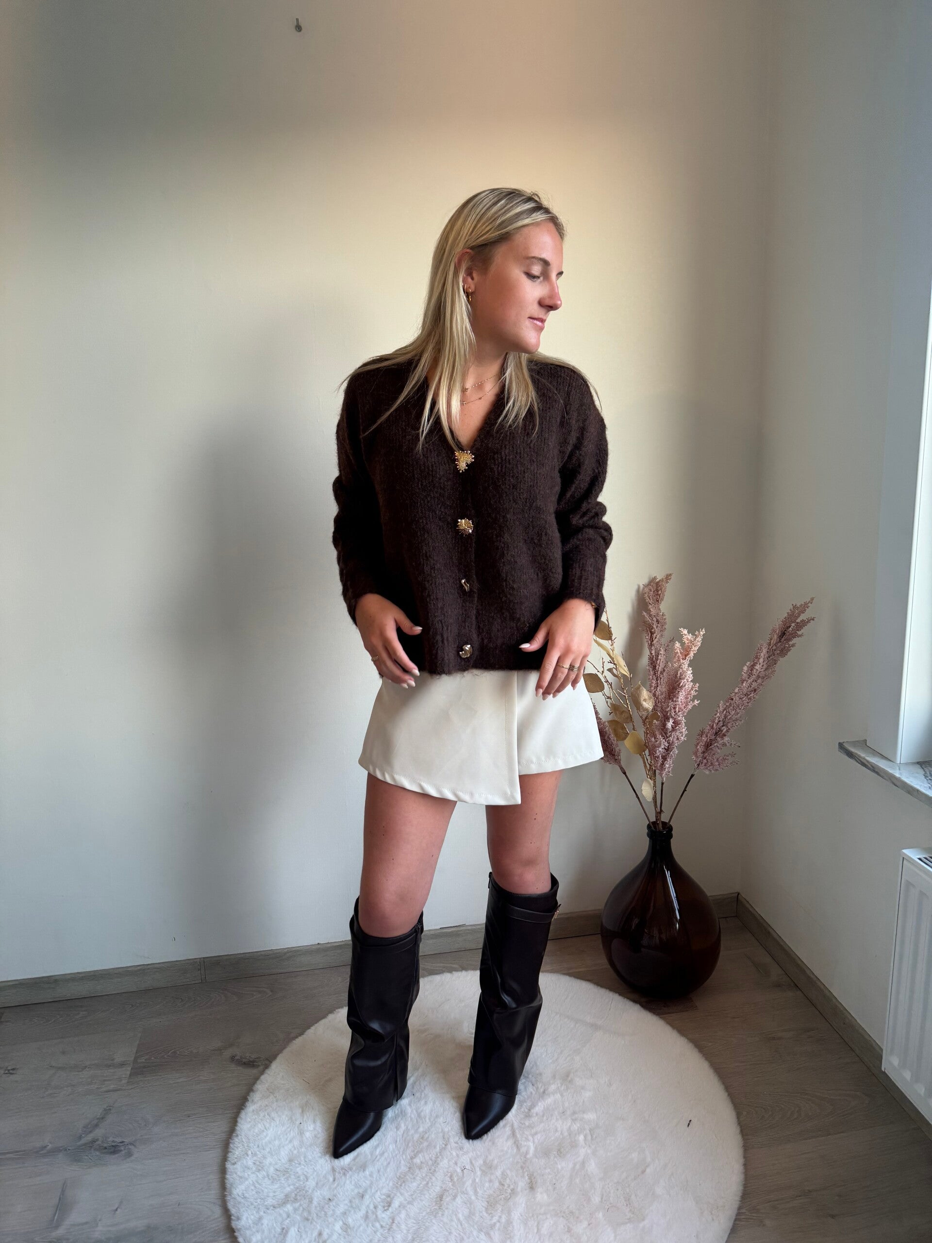 REVERSIBLE KNIT WITH V AND GOLDEN DETAIL