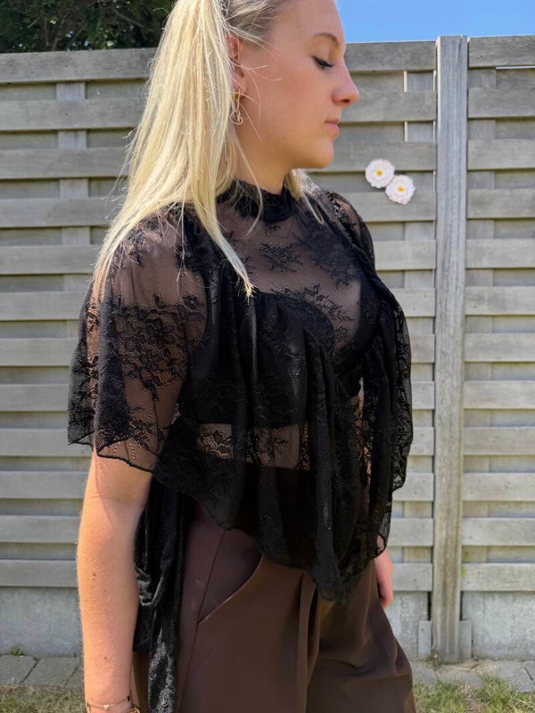 BLACK ZYNA LACE FESTIV TOP