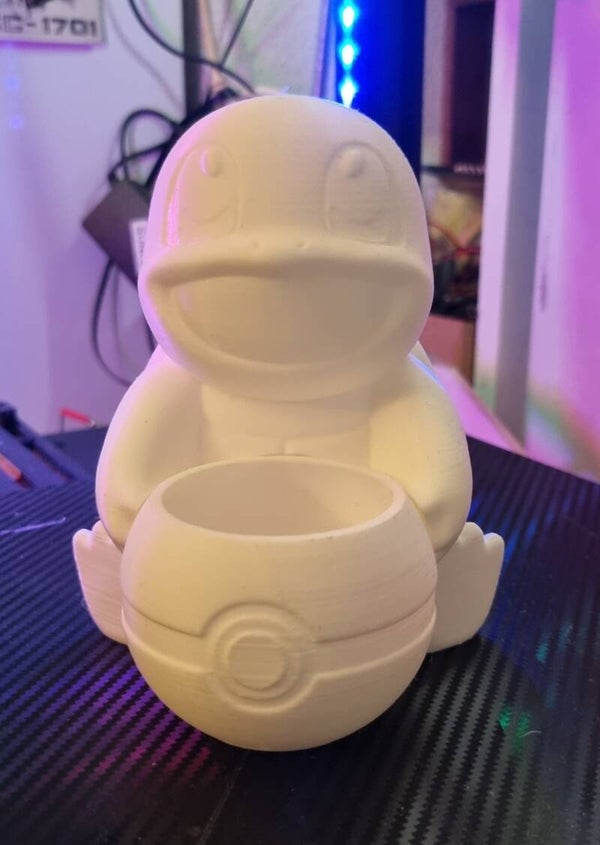 Figurine de Carapuce et son pot de fleur en pokéball