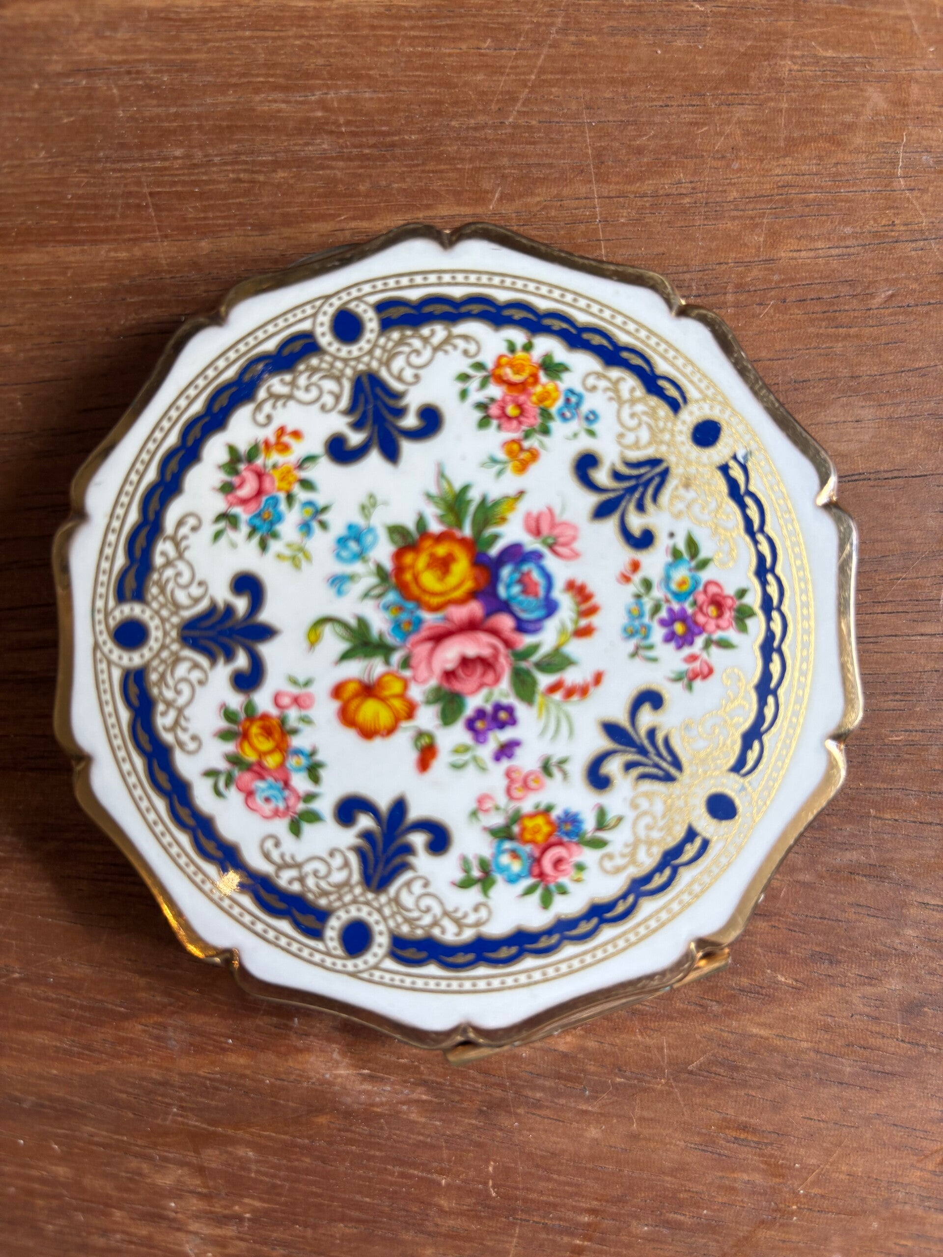 Vintage Ladies Stratton Scalloped Edge Compact