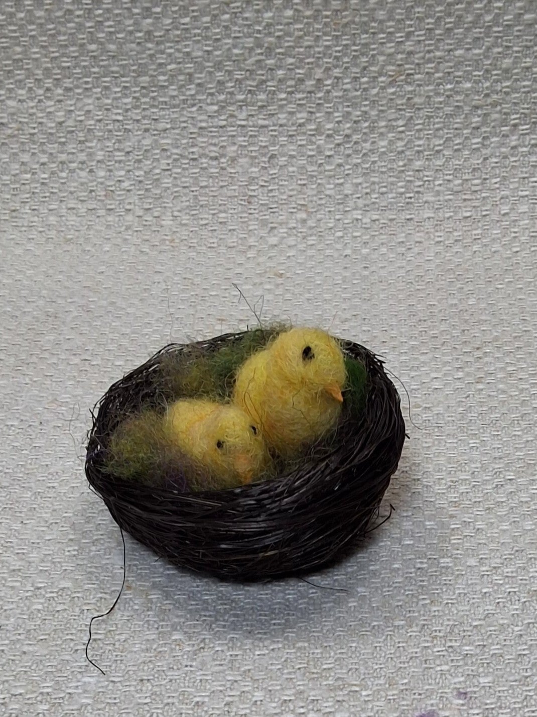 115. Naaldviltfiguurtje Kuikentjes op nest