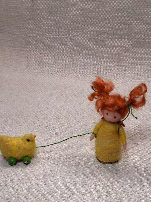 120. Naaldviltpopje Mini met kuikentje