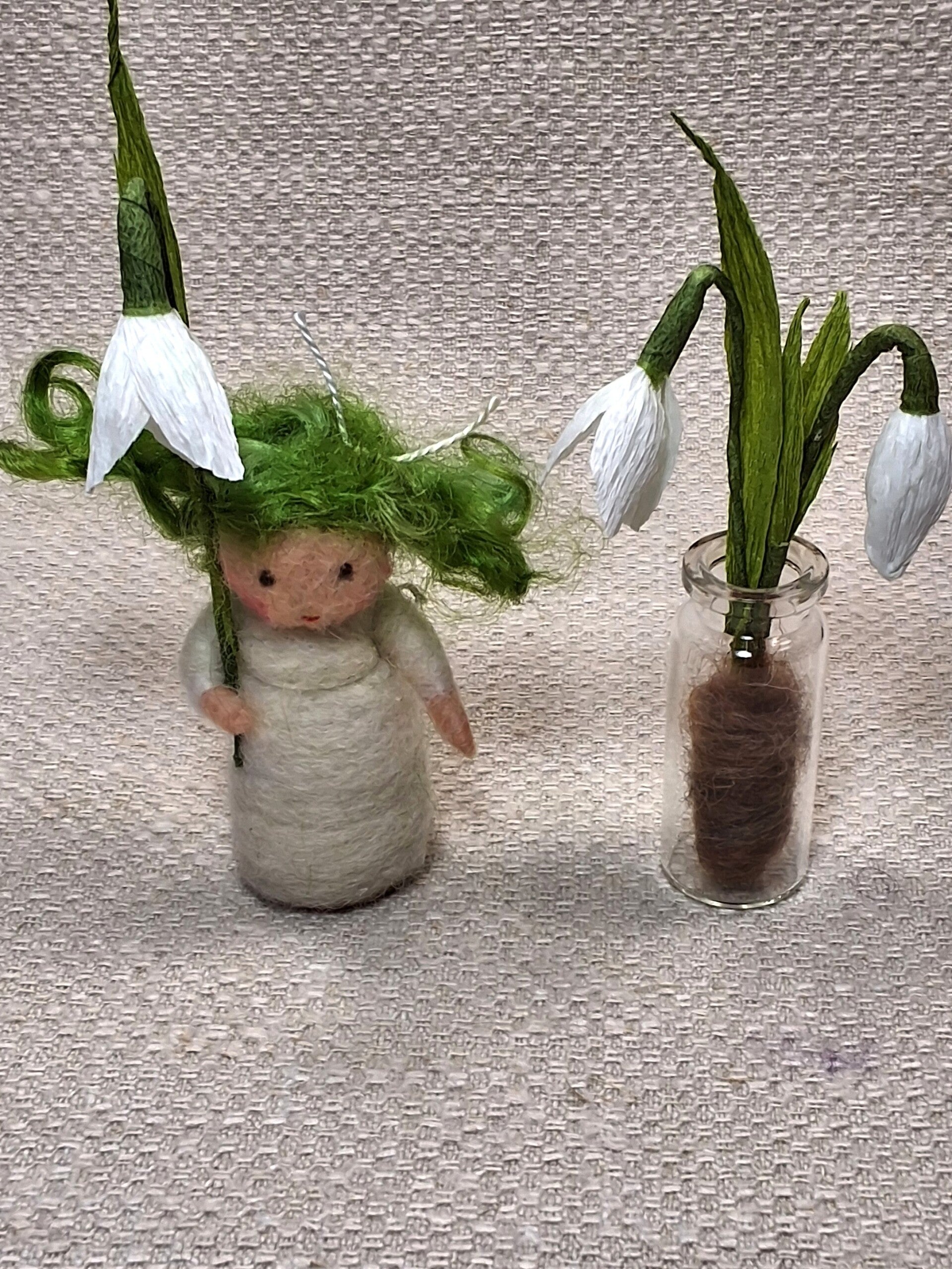 128. Naaldviltpopje Sneeuwklokje mini set