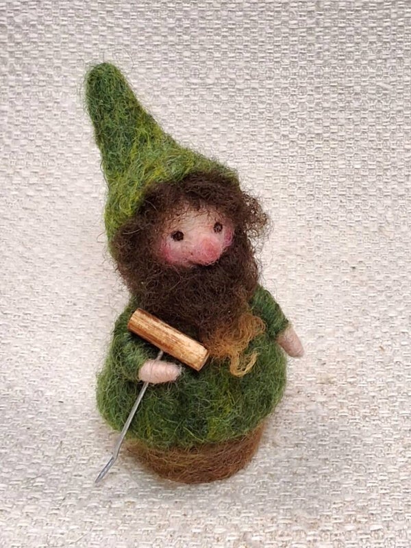 142. Naaldviltpopje Tuinmannetje mini