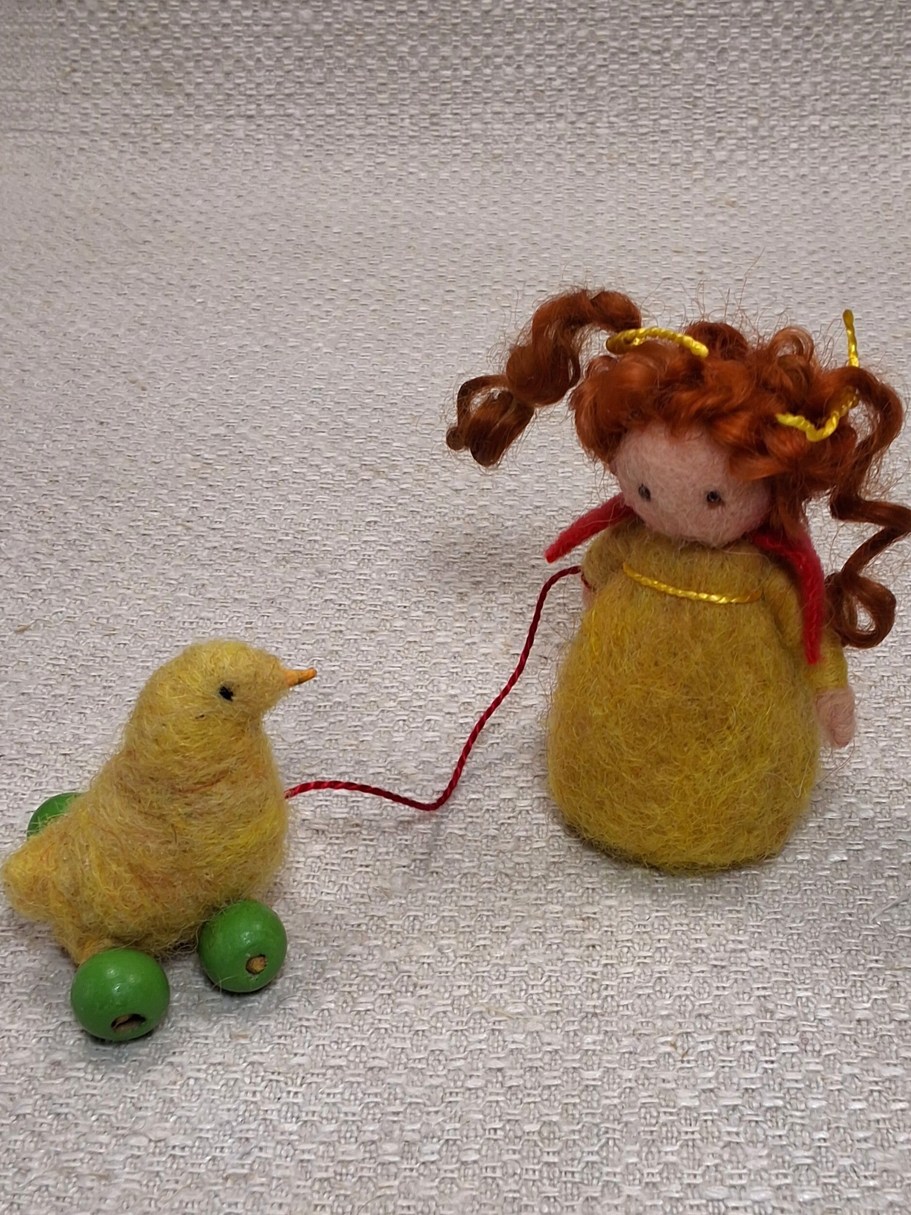 143. Naaldviltpopje Mini met kuikentje