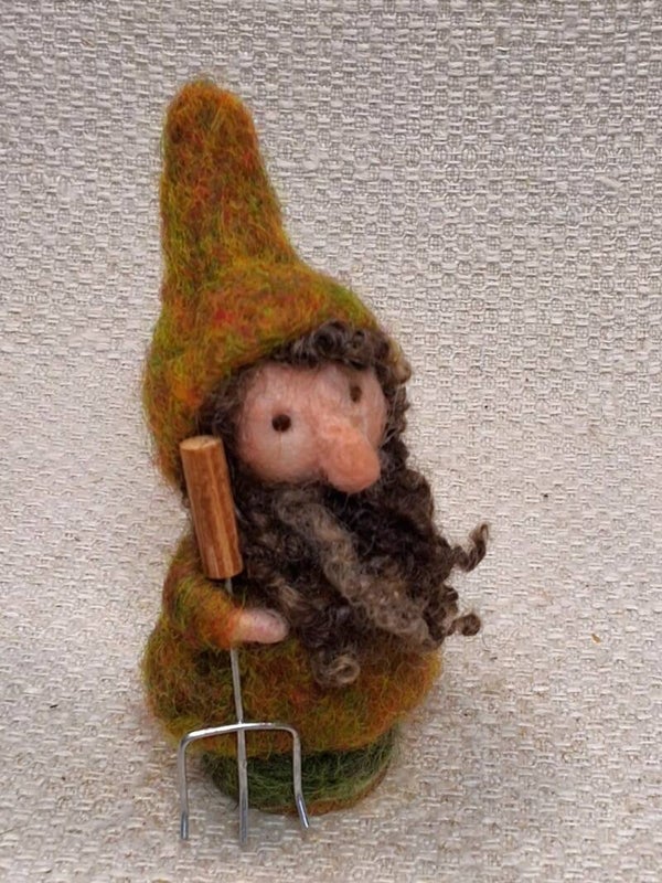 145. Naaldviltpopje Tuinmannetje mini