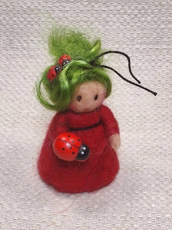 180. Naaldviltpopje Mini Lieveheersbeestje