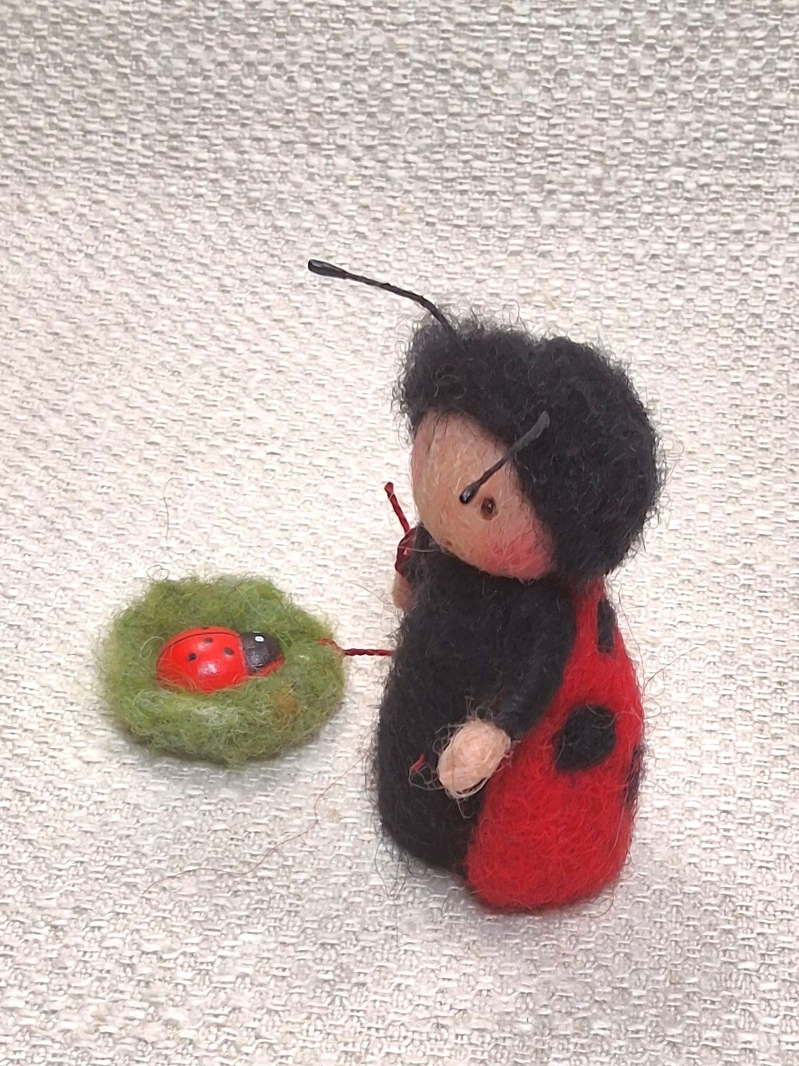 181. Naaldviltpopje Mini Lieveheersbeestje