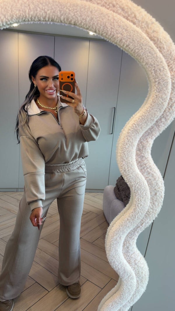 Comfy set met vhals taupe