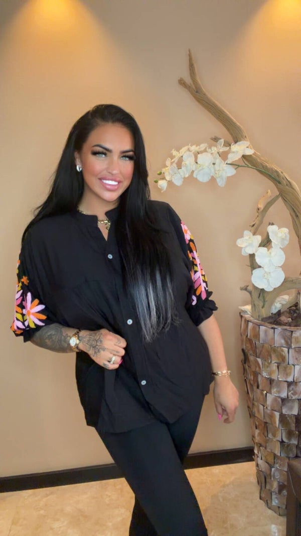 Ibiza blouse met bloem op de mouw in 3 kleuren