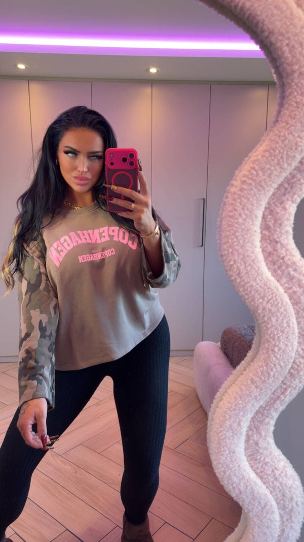 Army trui met roze letters gevoerd