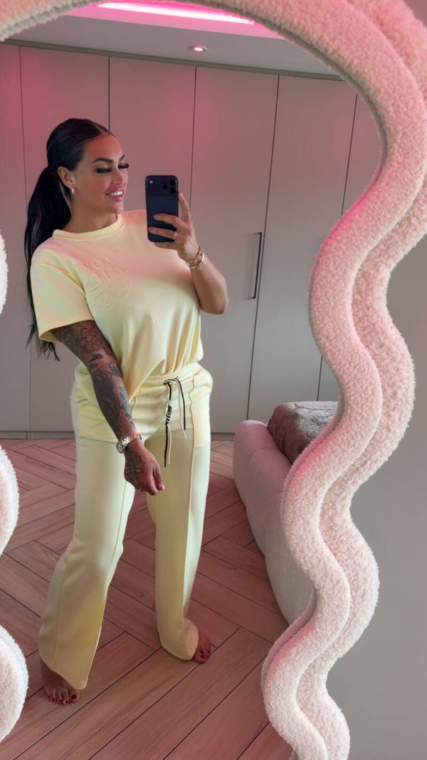 Butter yellow pak love