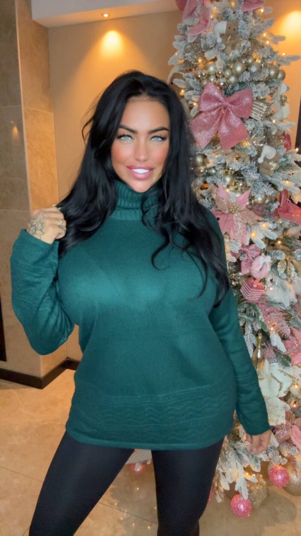 Groene col met borduur op de mouw en rand