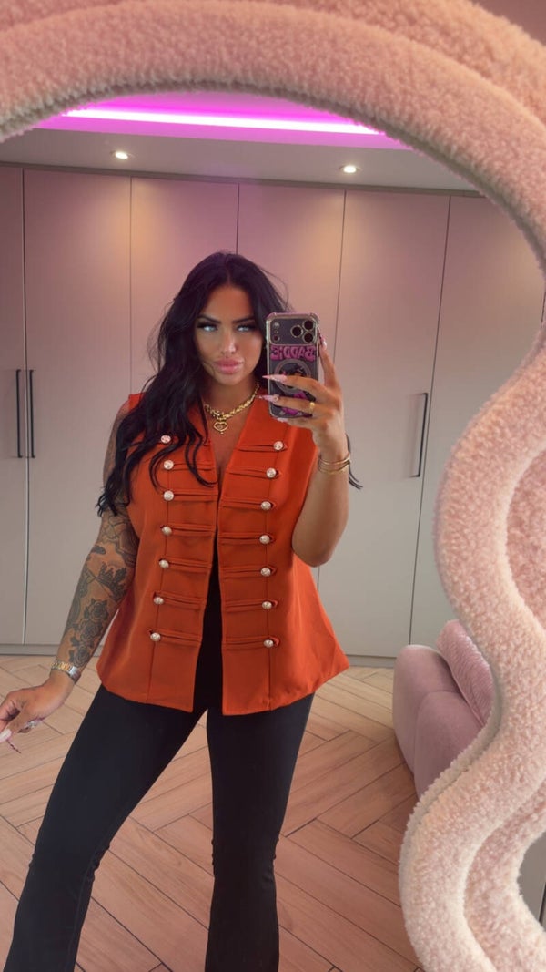 Gilet met gouden knoopjes getailleerd in 4 kleuren
