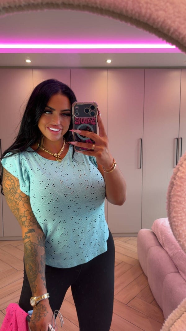 Broderie kanten tshirtje met knooojes op rug
