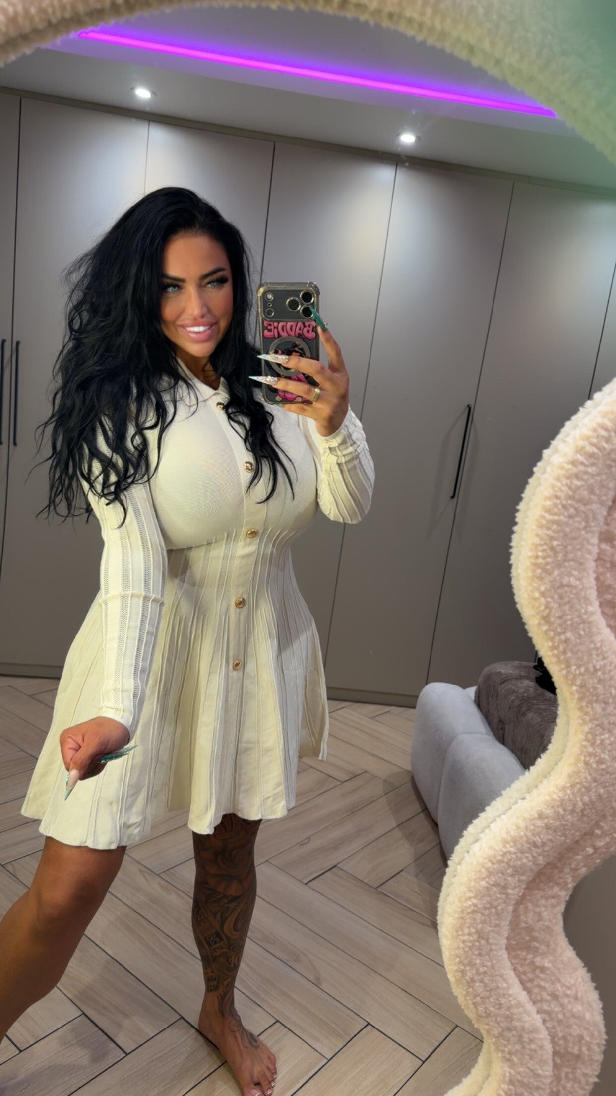 Stretch jurk met goude knopen beige
