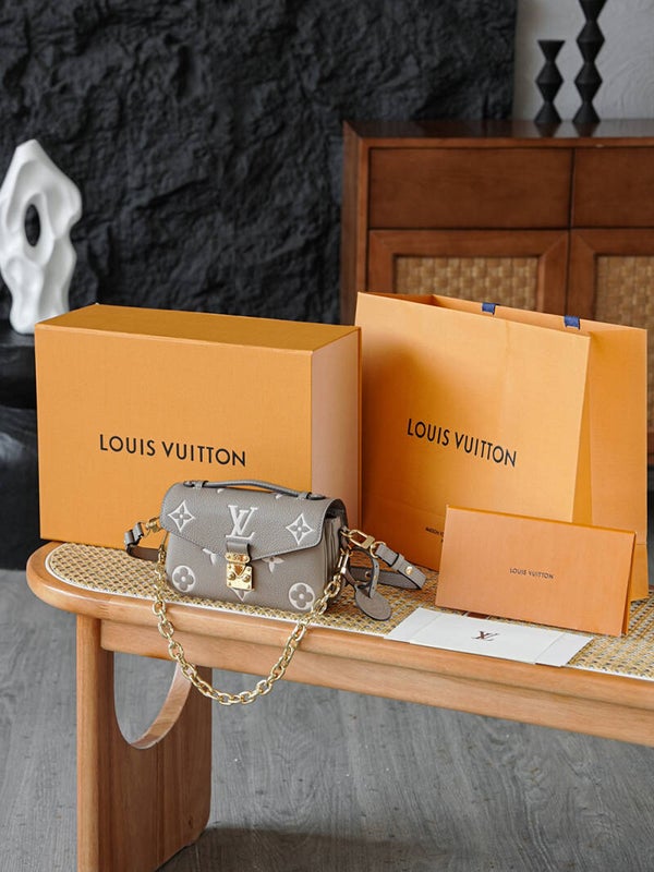 LV pochette metis