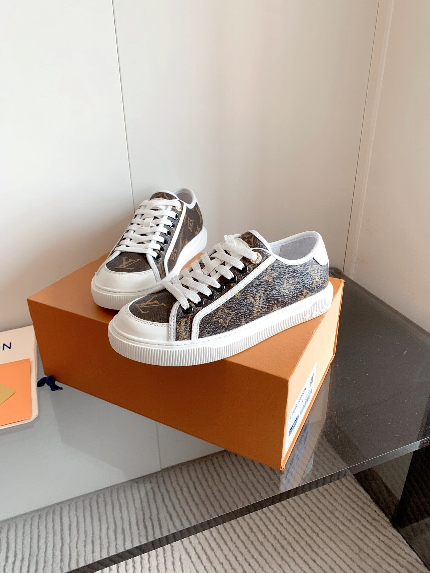 Lv Sneaker 01