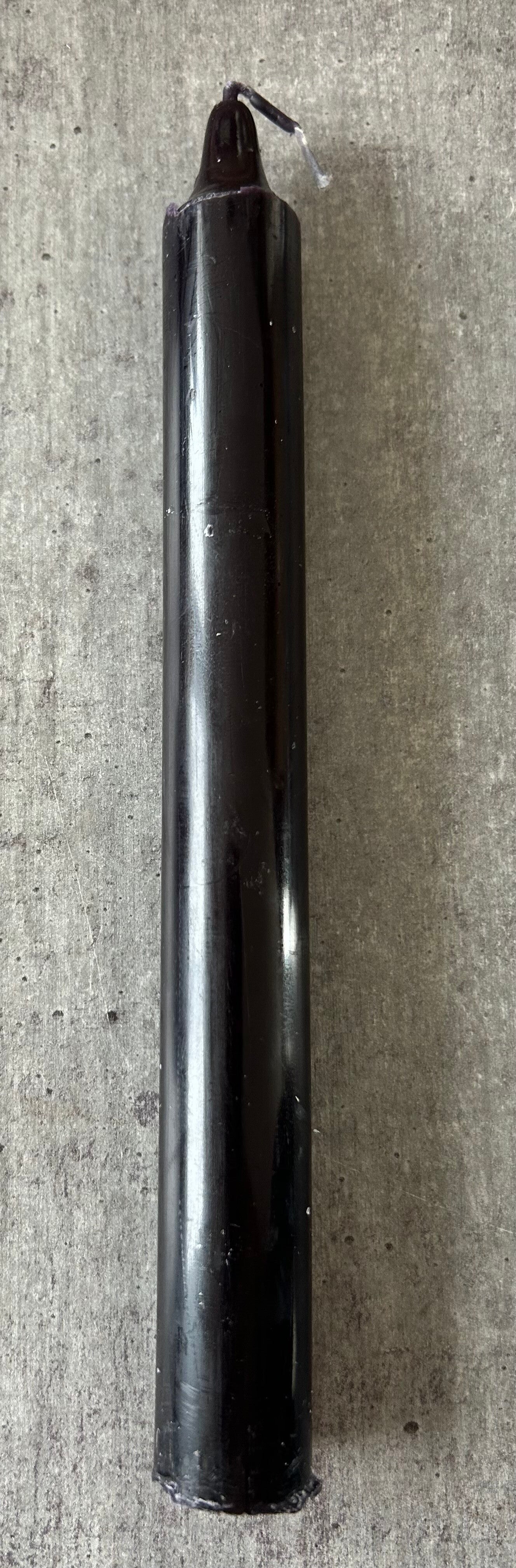 Bougie droite noire teintée dans la masse