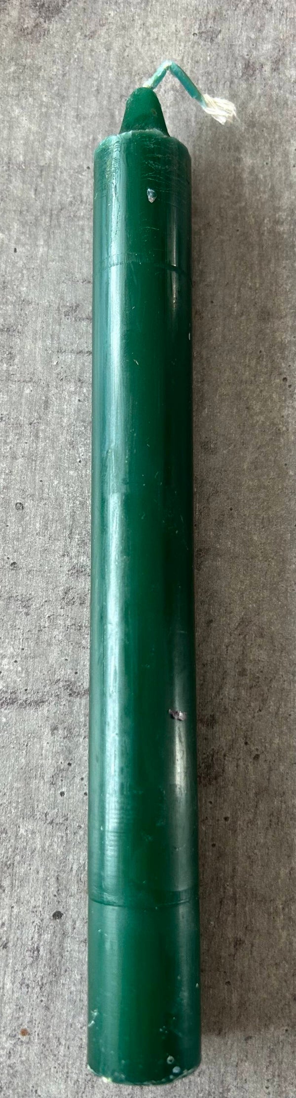 Bougie droite vert foncé teintée dans la masse