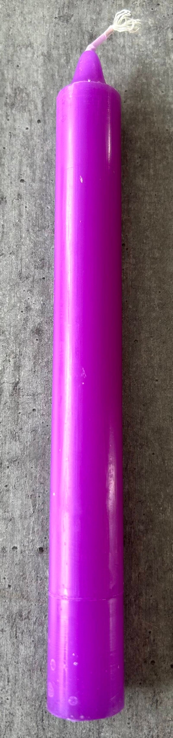 Bougie droite violette teintée dans la masse