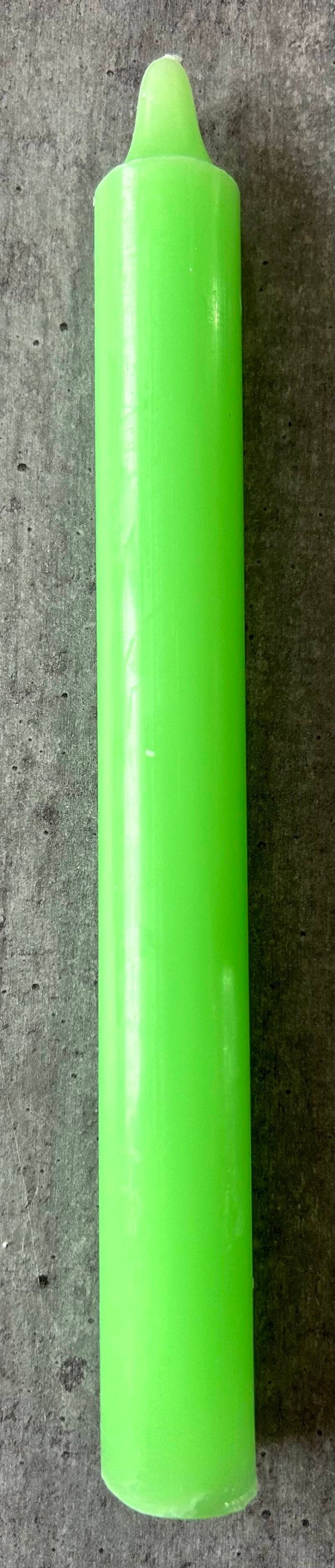 Bougie droite vert clair teintée dans la masse