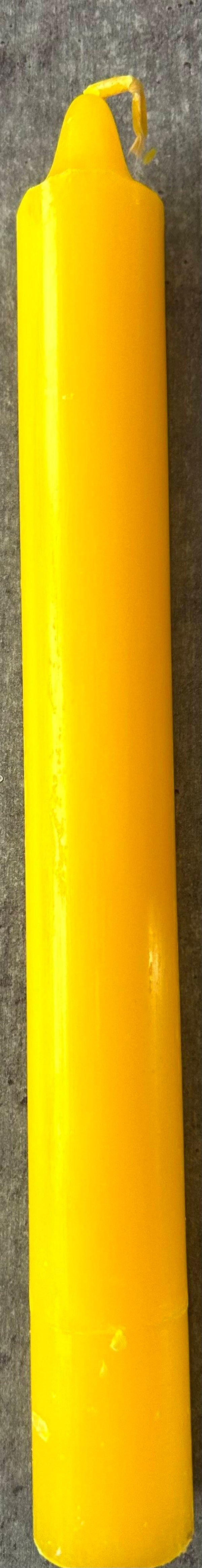 Bougie droite jaune teintée dans la masse