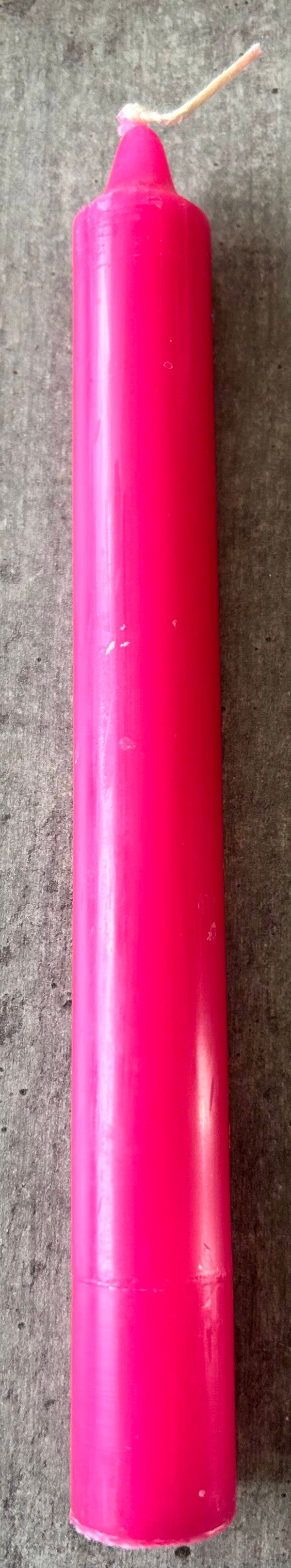 Bougie droite rose teintée dans la masse
