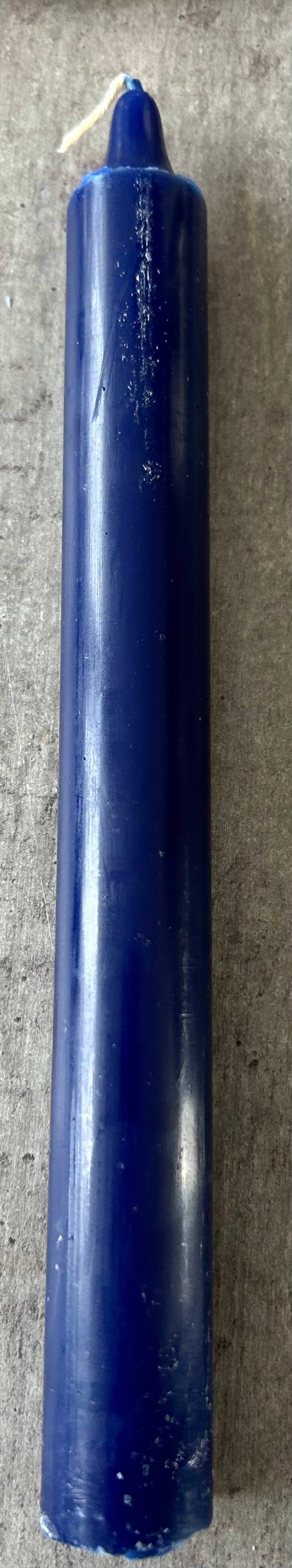 Bougie droite bleu foncé teintée dans la masse
