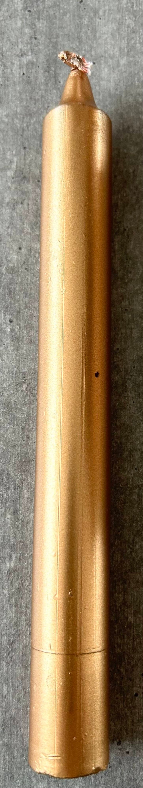 Bougie droite or teintée dans la masse