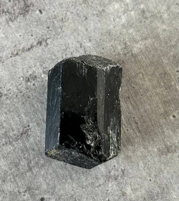 Tourmaline noire brute (MM)