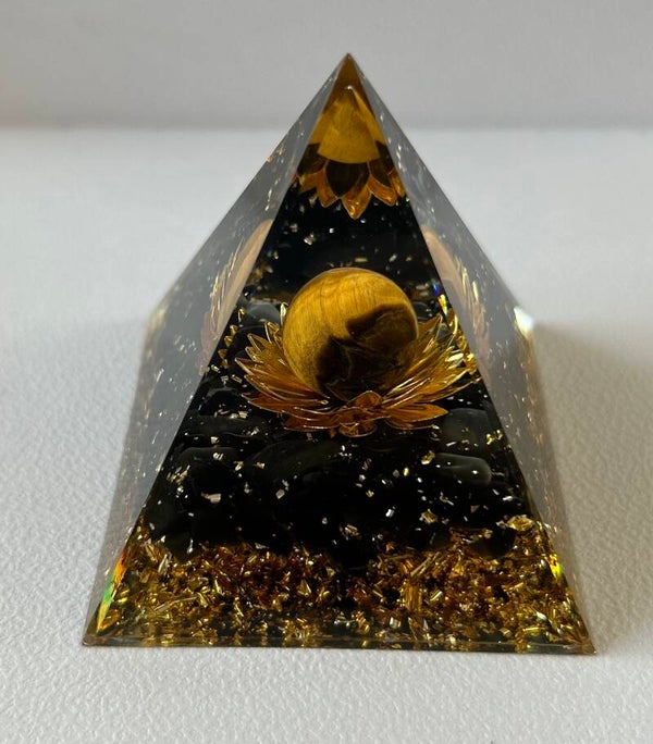 Orgonite Pyramide Oeil de tigre et Osidienne noire lotus 6cm