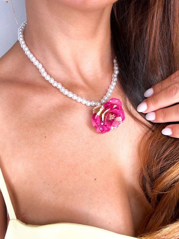 Collana con Rosa Vera Fucsia e Perle | Fiore Naturale Essiccato e Resinato | Gioiello Floreale Fatto a Mano | Pezzo Unico