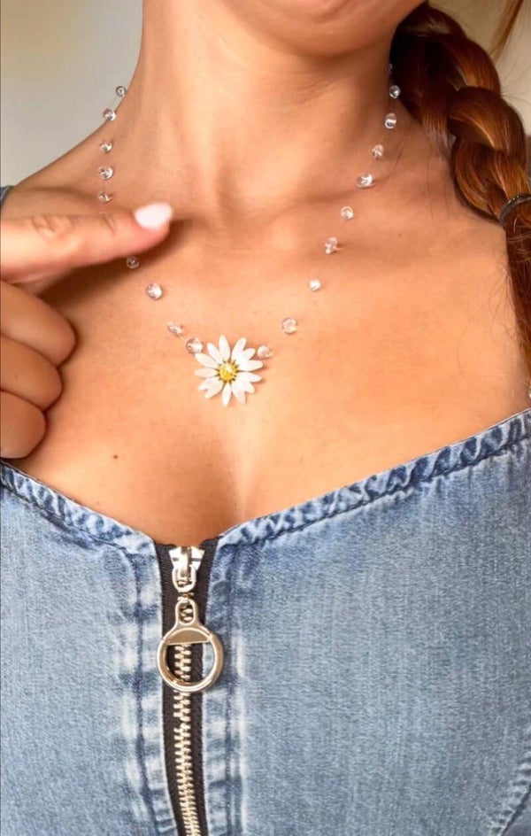 Collana con Margherita Vera | Fiore Essiccato e Resinato | Collana Trasparente Floreale | Gioiello Botanico Fatto a Mano