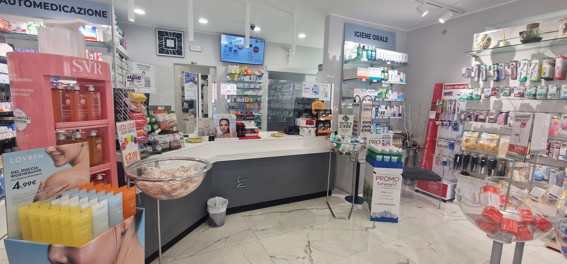 Interno della Farmacia Salvia a Rodì Milici: banco del farmacista e reparti della sala vendita.