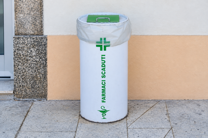 Contenitore per farmaci scaduti all’esterno della Farmacia Salvia a Rodì Milici, da foto rielaborata