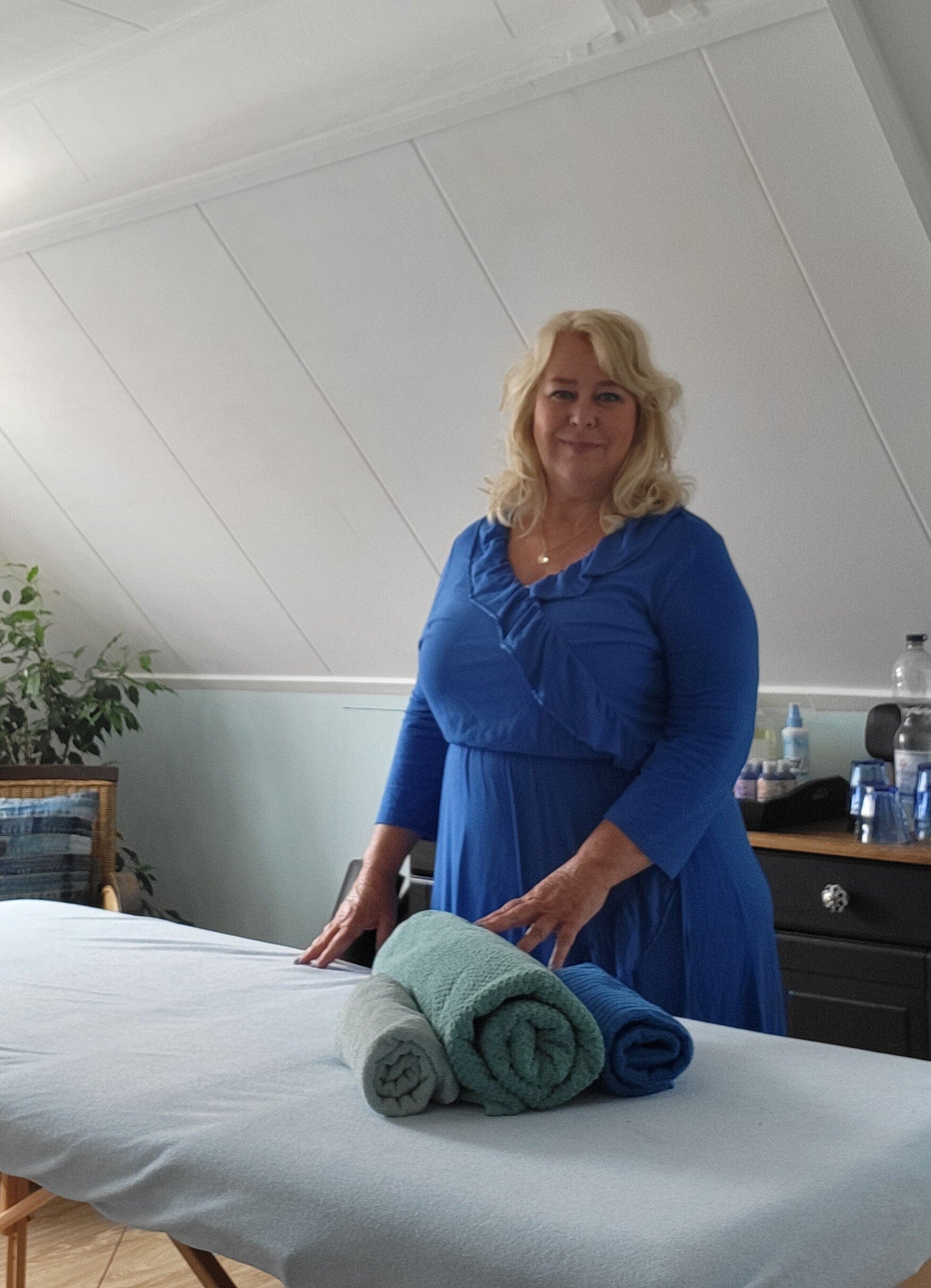 Carla voor haar massagetafel