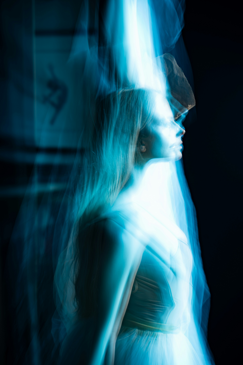 Spiritueel beeld van vrouw die naar een andere dimensie reist